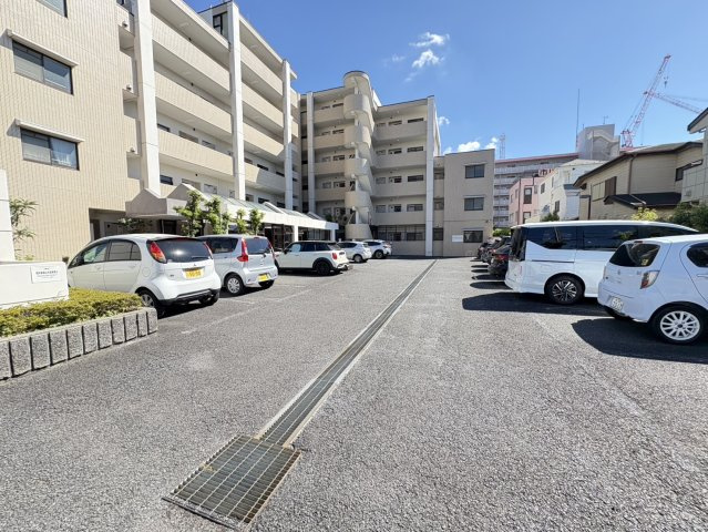 ローズガーデンの駐車場