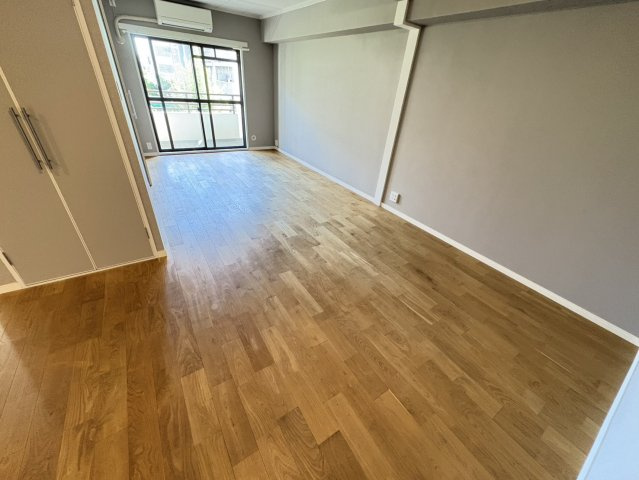 ローズガーデンの居間・リビング