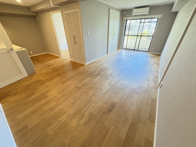 ローズガーデンの居間・リビング