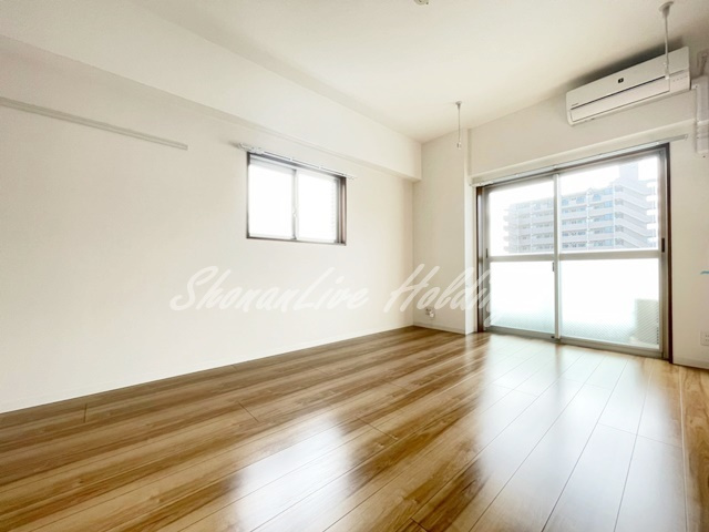 AMOUR HONATSUGI の居間・リビング|落ち着いた雰囲気の洋室♪