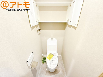 【トイレ】 | メゾンヴァンベール江尻台 | 清潔感のあるトイレです♪棚も設置されているので、掃除用具や消耗品なども収納可能です！