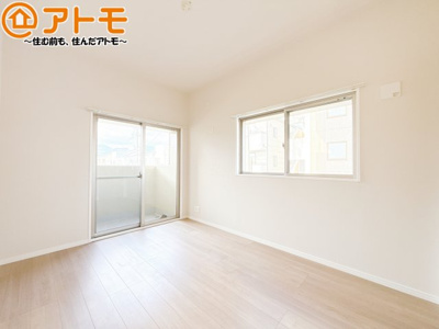 【寝室】 | メゾンヴァンベール江尻台 | バルコニーに面したお部屋なので、布団などの大きなものも楽々干せます♪