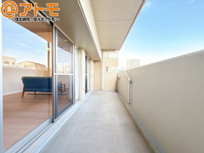 【バルコニー】 | メゾンヴァンベール江尻台 | 陽当りの良いバルコニーはお洗濯物はもちろんお布団もふかふかになります♪