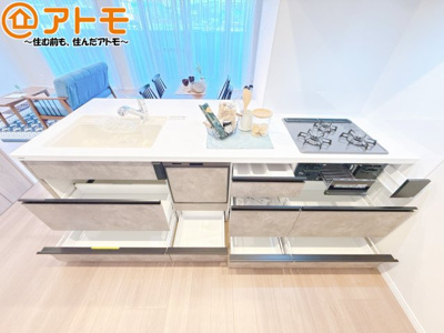 【キッチン】 | メゾンヴァンベール江尻台 | 大容量システムキッチン♪お料理スペースやシンク広々！毎日の家事をしっかりサポート♪