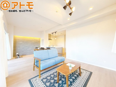 【居間・リビング】 | メゾンヴァンベール江尻台 | 家族団らんのイメージは、リビングを思い浮かべませんか？リビングこそ広々としたお部屋が良いですね♪