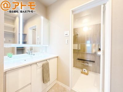 【独立洗面台】 | メゾンヴァンベール江尻台 | シャワータイプの洗面台は、洗濯物の土汚れなどの予洗いもしやすいため、お子様のいるご家庭でも大活躍！