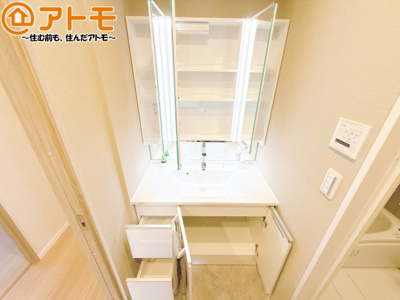 【独立洗面台】 | メゾンヴァンベール江尻台 | 三面鏡の中は収納になっているため、スッキリとした洗面台を保つことができます♪