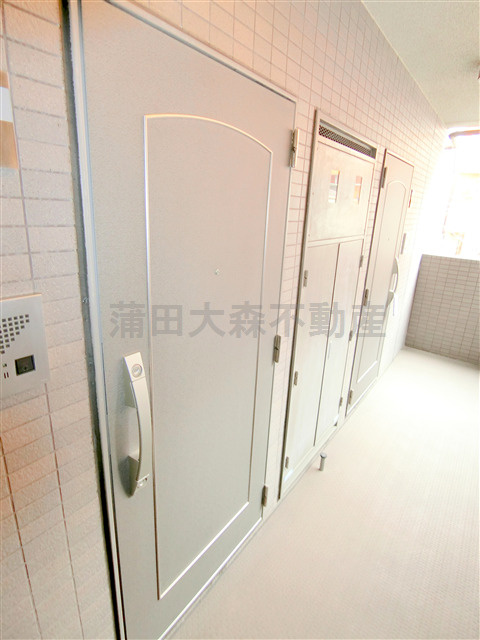 ルーブル西蒲田弐番館の玄関