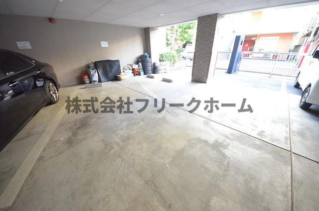 武蔵野市吉祥寺本町２丁目の賃貸マンションの駐車場
