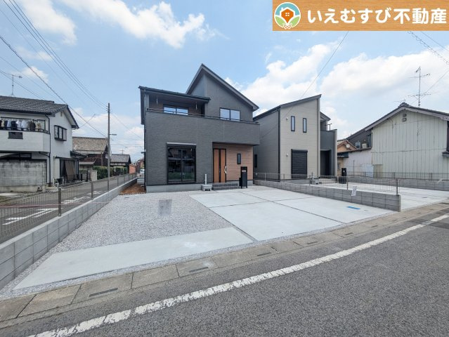Livele Garden.S　深谷田所町第3の駐車場|並列3台駐車可能なゆとりのカースペース
複数台車をお持ちでも、お友達が遊びに来てもゆとりの駐車スペース！