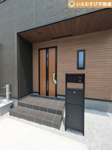 Livele Garden.S　深谷田所町第3のエントランス|雨が防げる広々エントランス
駐車場からアクセスの良いエントランス。雨の日や荷物が多くても安心の動線♪