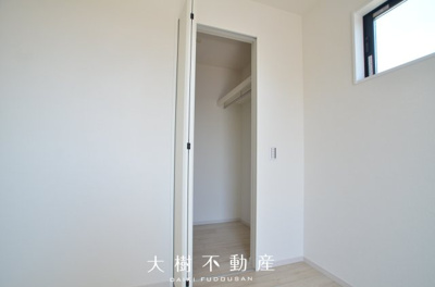 【洋室】 | 座間市南栗原6丁目  新築戸建て　全１棟【仲介手数料無料】 | 2階　洋室1（7.2帖）クローゼット