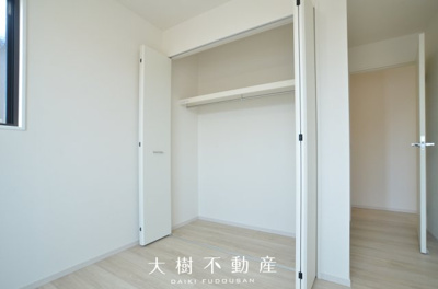 【洋室】 | 座間市南栗原6丁目  新築戸建て　全１棟【仲介手数料無料】 | 2階　洋室2（5.7帖）クローゼット