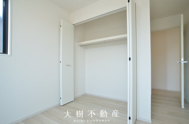 【洋室】 | 座間市南栗原6丁目  新築戸建て　全１棟【仲介手数料無料】 | 2階　洋室2（5.7帖）クローゼット
