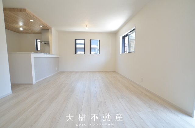 【居間・リビング】 | 座間市南栗原6丁目  新築戸建て　全１棟【仲介手数料無料】