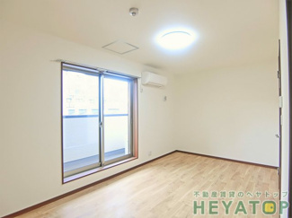 【居間・リビング】 | 洋室８帖（同仕様写真）