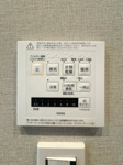 【防犯設備】 |  サンパーク青山☆仲介手数料無料☆ | 【浴室換気乾燥機付き】天候を気にせずお洗濯が可能。清潔感溢れるバスルームで、一日の疲れをゆったりと癒やせます。日々のメンテナンスもしやすい仕様です。