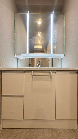 【キッチン】 |  サンパーク青山☆仲介手数料無料☆ | 【三面鏡タイプ化粧台】シャワー付きで朝の支度も快適。洗濯機置場もリノベ済みで清潔感に溢れています。