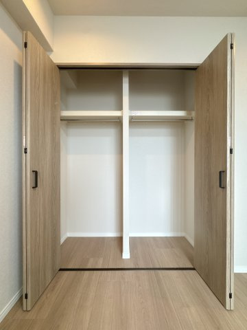 【収納】 |  サンパーク青山☆仲介手数料無料☆ | 限られた空間を最大限に活用できる機能的な収納設計。大型の荷物もスッキリ収まるため、居住スペースを広く、ゆとりを持って自由にお使いいただけます。