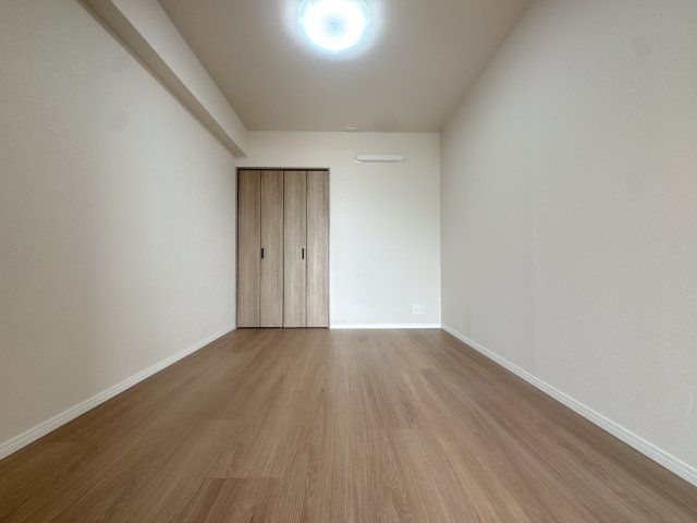 【洋室】 |  サンパーク青山☆仲介手数料無料☆ | 【収納力に優れたプライベートルーム】全居室に収納を完備し、お部屋を常にスッキリ保てます。自分だけの時間をゆったりと過ごせる、静かで落ち着いた空間です。