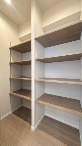 【収納】 |  サンパーク青山☆仲介手数料無料☆ | 【新品交換済み】機能美を追求したシステムキッチン。パントリー（食品庫）付きで収納力も抜群です。