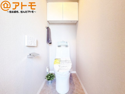 【トイレ】 | ライオンズマンション岳美 | 年代を問わず使いやすい洗浄機能付きのトイレ♪肌への負担をも減らせるのでお子様の敏感なお肌も安心！