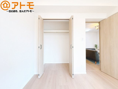 【収納】 | ライオンズマンション岳美 | ハンガーパイプ付きのクローゼットは季節ものなどを収納することができて便利です♪