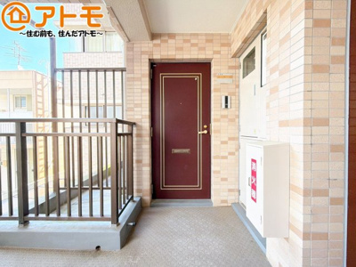 【玄関】 | ライオンズマンション岳美 | 落ち着いた色合いの玄関は防犯性に優れた仕様になっています♪