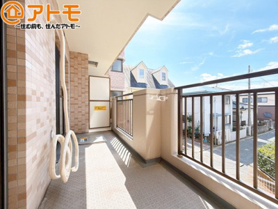 【バルコニー】 | ライオンズマンション岳美 | 陽当りの良いバルコニーはお洗濯物はもちろんお布団もふかふかになります♪