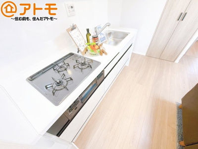 【キッチン】 | ライオンズマンション岳美 | つなぎ目の少ないシステムキッチンは、隙間に溜まる汚れも少なく、サッと拭けてお掃除の手間も軽減♪