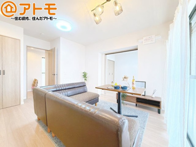 【居間・リビング】 | ライオンズマンション岳美 | 日当たりのよいリビングは、一年を通してぽかぽかとしています。家族が自然と集まる空間になりそうですね♪