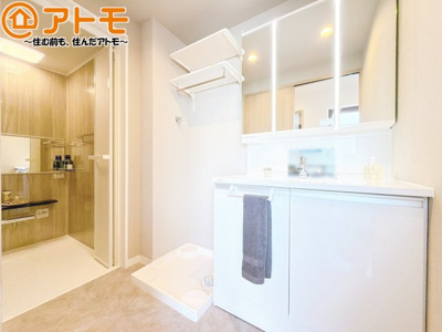 【独立洗面台】 | ライオンズマンション岳美 | シャワータイプの洗面台は、洗濯物の土汚れなどの予洗いもしやすいため、お子様のいるご家庭でも大活躍！