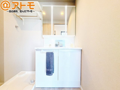 【独立洗面台】 | ライオンズマンション岳美 | 三面鏡の中は収納になっているため、スッキリとした洗面台を保つことができます♪