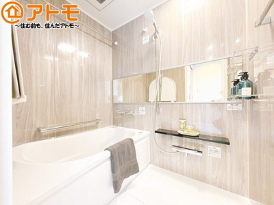 【浴室】 | ライオンズマンション岳美 | 浴室は落ち着いた色のパネルでゆったりと過ごせる空間です。お風呂で一日の疲れを癒しましょう♪