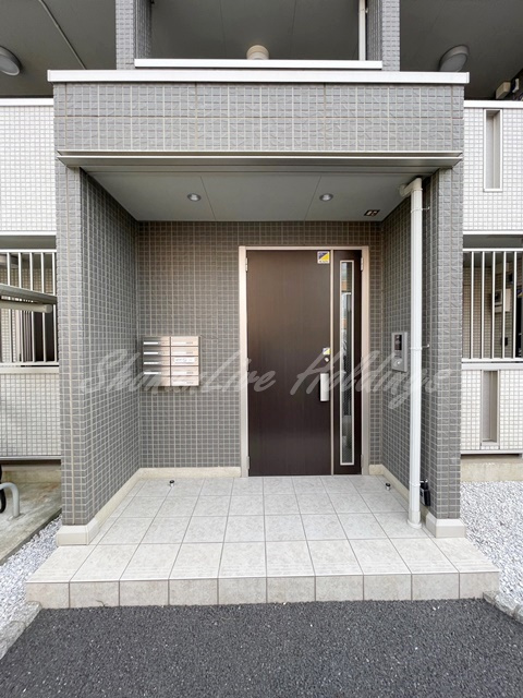 藤沢市菖蒲沢のアパートのエントランス