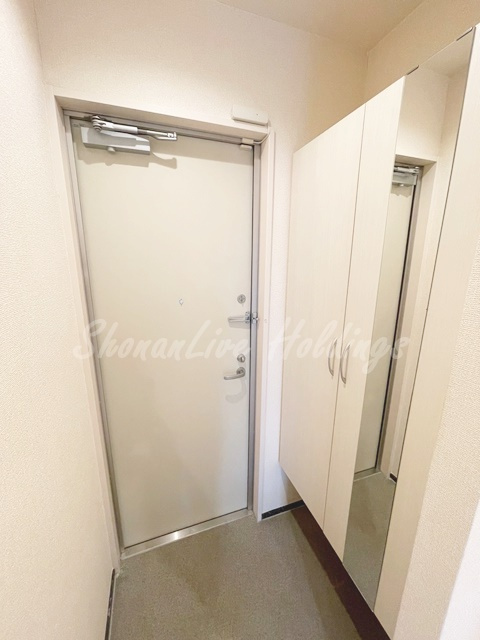 藤沢市菖蒲沢のアパートの玄関