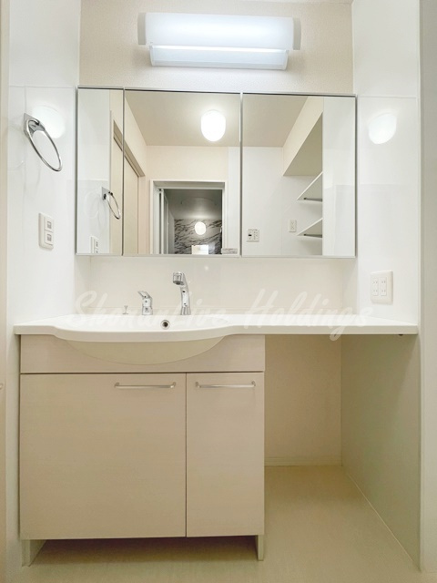 藤沢市菖蒲沢のアパートの洗面所