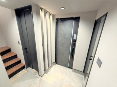 【玄関】 | 【仲介手数料４７０万円が無料！】■プレミアムクラス■リビングダイニング前に広々バルコニー | 諸費用４７０万円ＯＦＦ！
決算特別キャンペーン！
家計応援の限界に挑戦中！
■唯一無二のプレミアムデザインハウス
■リビングダイニング前には広々バルコニー
■予約制内覧可能