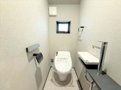 【トイレ】 | 【仲介手数料４７０万円が無料！】■プレミアムクラス■リビングダイニング前に広々バルコニー | 諸費用４７０万円ＯＦＦ！
決算特別キャンペーン！
家計応援の限界に挑戦中！
■唯一無二のプレミアムデザインハウス
■リビングダイニング前には広々バルコニー
■予約制内覧可能