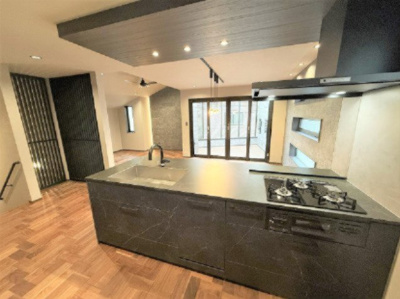 【キッチン】 | 【仲介手数料４７０万円が無料！】■プレミアムクラス■リビングダイニング前に広々バルコニー | 決算特別キャンペーン！
家計応援の限界に挑戦中！
詳細は「諸費用」欄をご確認下さい！
■唯一無二のプレミアムデザインハウス
■リビングダイニング前には広々バルコニー
■予約制内覧可