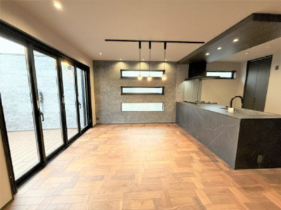 【居間・リビング】 | 【仲介手数料４７０万円が無料！】■プレミアムクラス■リビングダイニング前に広々バルコニー | 決算特別キャンペーン！
家計応援の限界に挑戦中！
詳細は「諸費用」欄をご確認下さい！
■唯一無二のプレミアムデザインハウス
■リビングダイニング前には広々バルコニー
■予約制内覧可