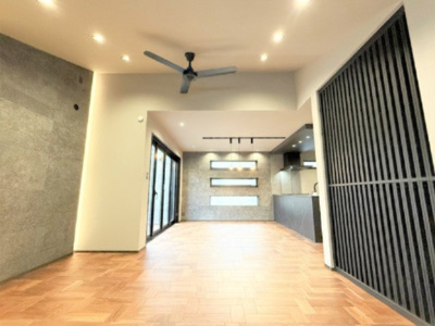 【居間・リビング】 | 【仲介手数料４７０万円が無料！】■プレミアムクラス■リビングダイニング前に広々バルコニー | 決算特別キャンペーン！
家計応援の限界に挑戦中！
詳細は「諸費用」欄をご確認下さい！
■唯一無二のプレミアムデザインハウス
■リビングダイニング前には広々バルコニー
■予約制内覧可