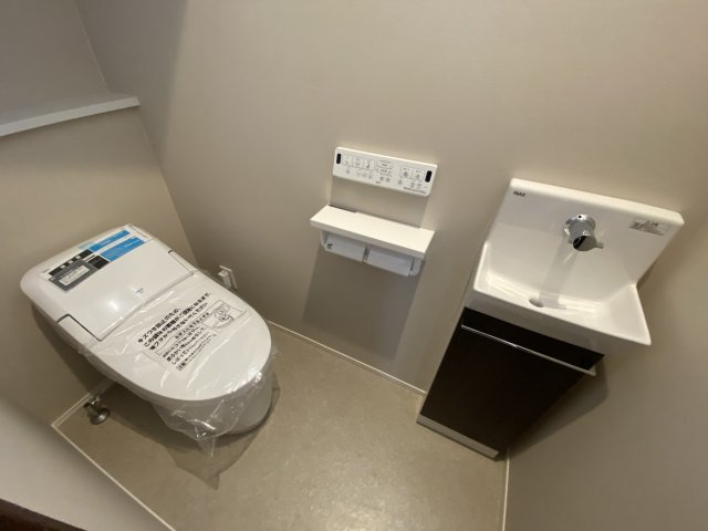 東坂元2丁目　S-pacioのトイレ|1階の温水洗浄便座トイレです。独立の手洗い場付き。掃除道具を収納できます。