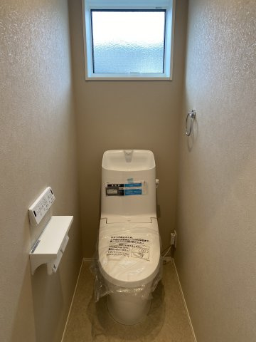 東坂元2丁目　S-pacioのトイレ|2階の温水洗浄便座トイレです。1階に降りなくても良いのが助かりますね。