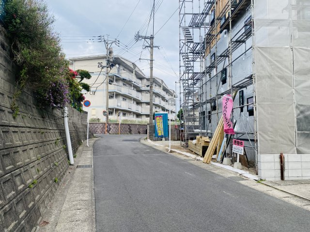 東坂元2丁目　S-pacioの前面道路含む現地写真|閑静な住宅街の一画です。