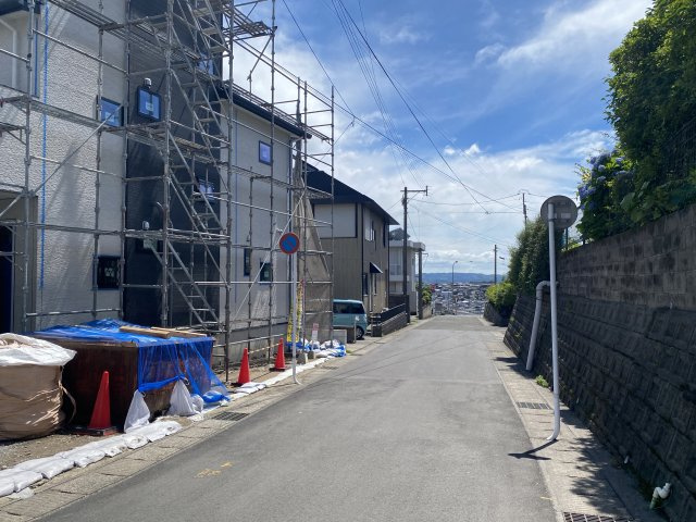 東坂元2丁目　S-pacioの前面道路含む現地写真|道路と段差がないので、スムーズに駐車できます。