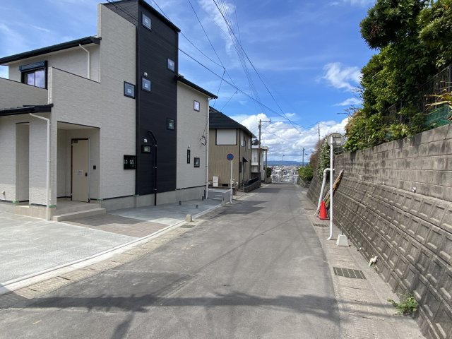 東坂元2丁目　S-pacioの前面道路含む現地写真|道路と段差がないので、スムーズに駐車できます。