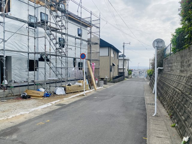 東坂元2丁目　S-pacioの前面道路含む現地写真|道路と段差がないので、スムーズに駐車できます。