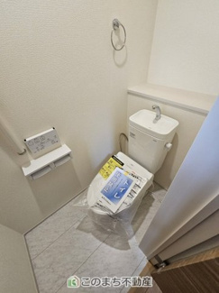 【トイレ】 | ブルーミングガーデン宇都宮市中戸祭1丁目　4号棟 | 同社施工物件の写真です。※建具やフローリング、その他仕様が違う場合がございます。