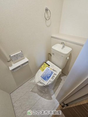 【トイレ】 | ブルーミングガーデン宇都宮市中戸祭1丁目　4号棟 | 同社施工物件の写真です。※建具やフローリング、その他仕様が違う場合がございます。